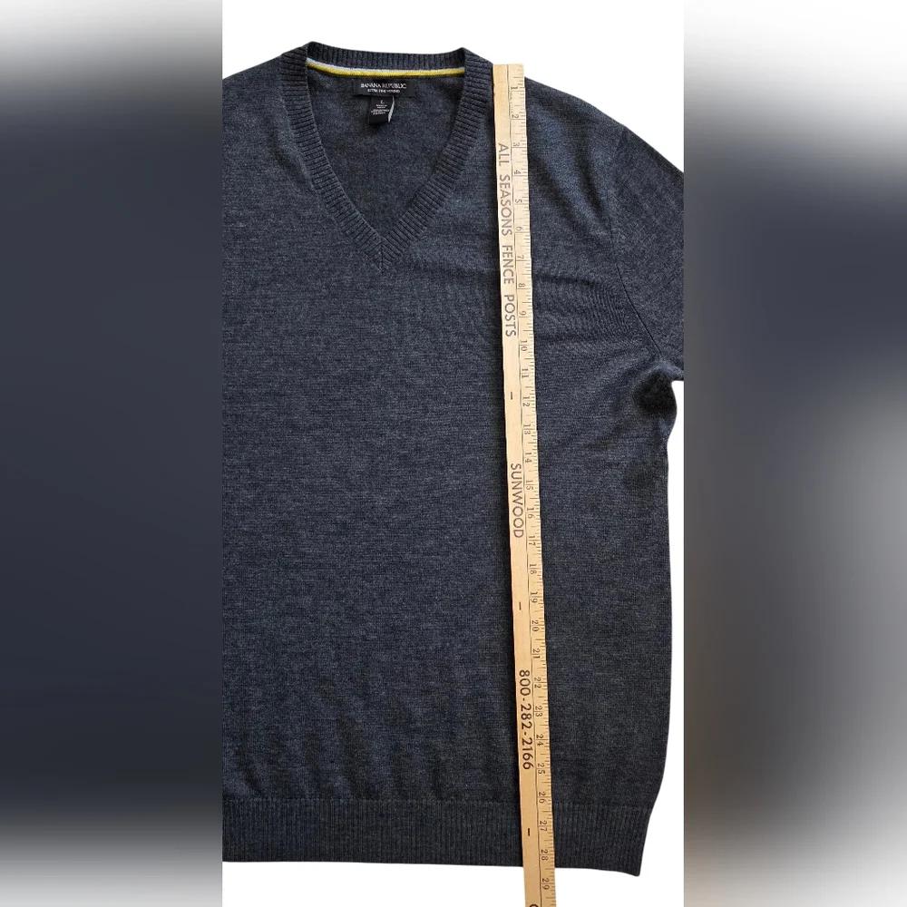 Banana Republic Merino Wool Large‎ Gray V Neck Sweater Extra Fine Soft